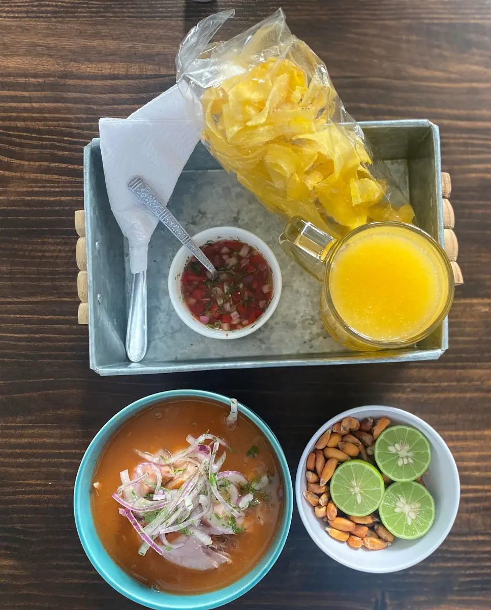 Encebollado en Combo (Con Chifles y Jugo)