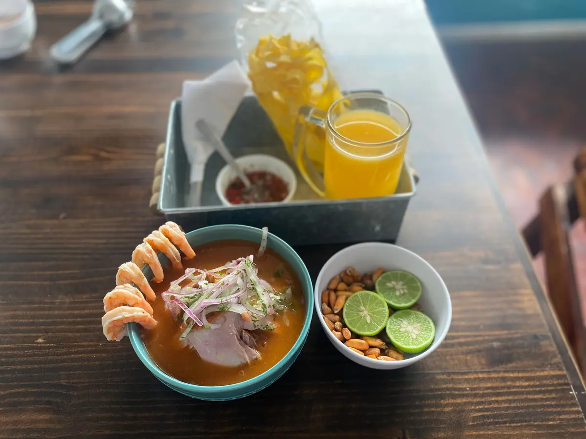 Encebollado Mixto con Camarón (Con Chifles y Jugo)