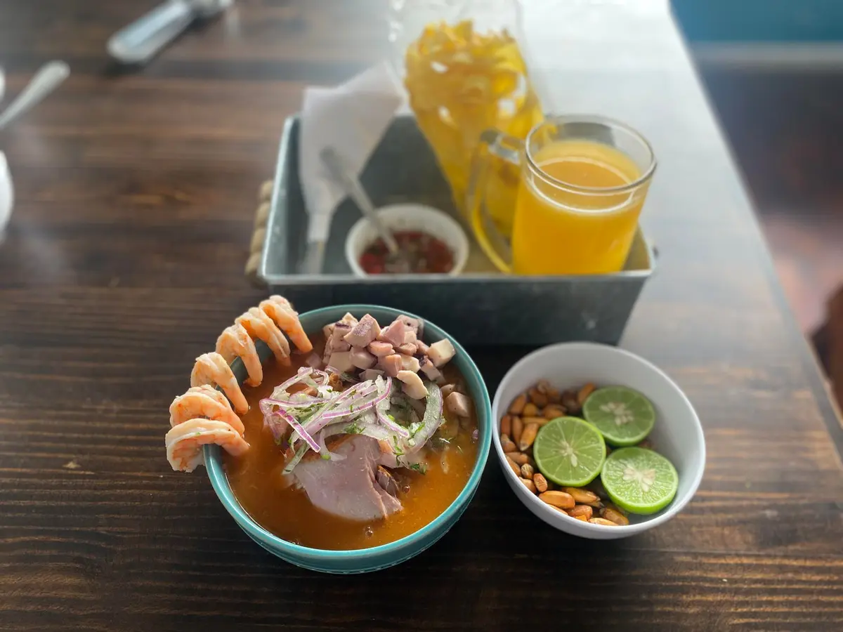 Encebollado Marinero (Con Chifles y Jugo)