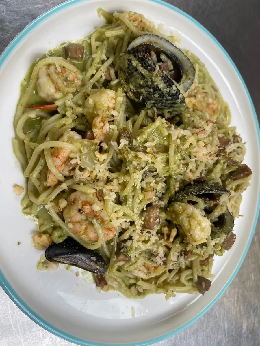 Spaghetti Marinero en Salsa Pesto