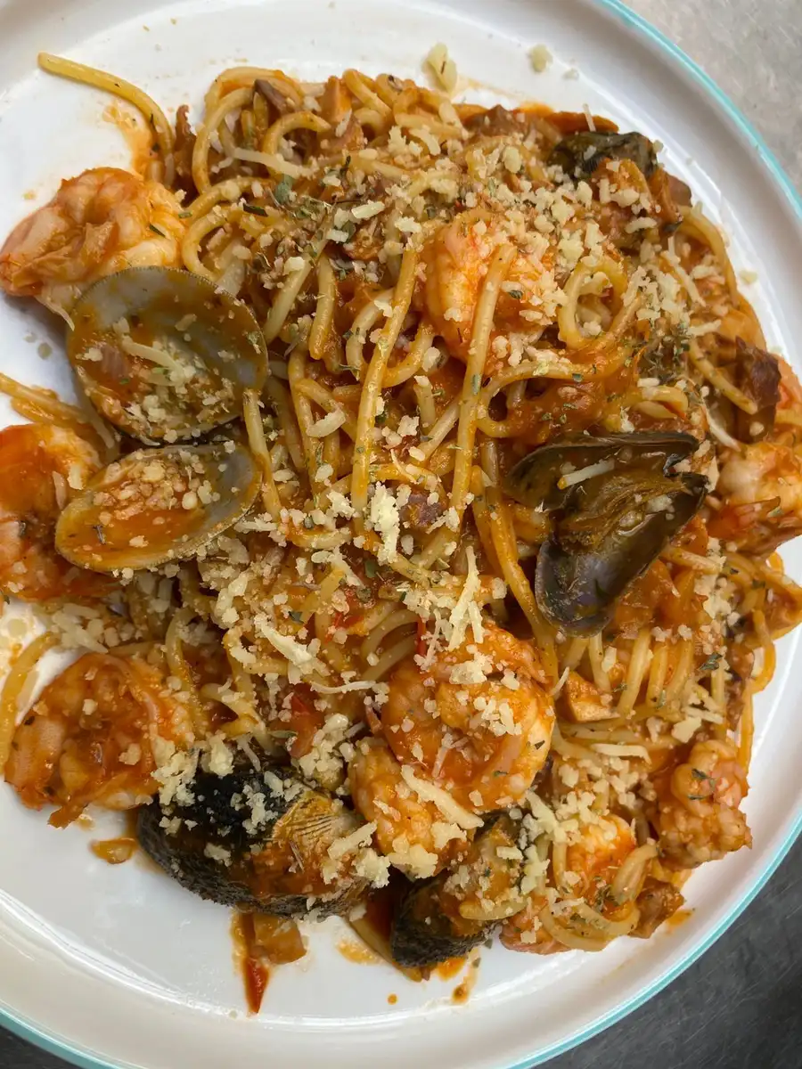 Spaghetti Marinero en Salsa Pomodoro