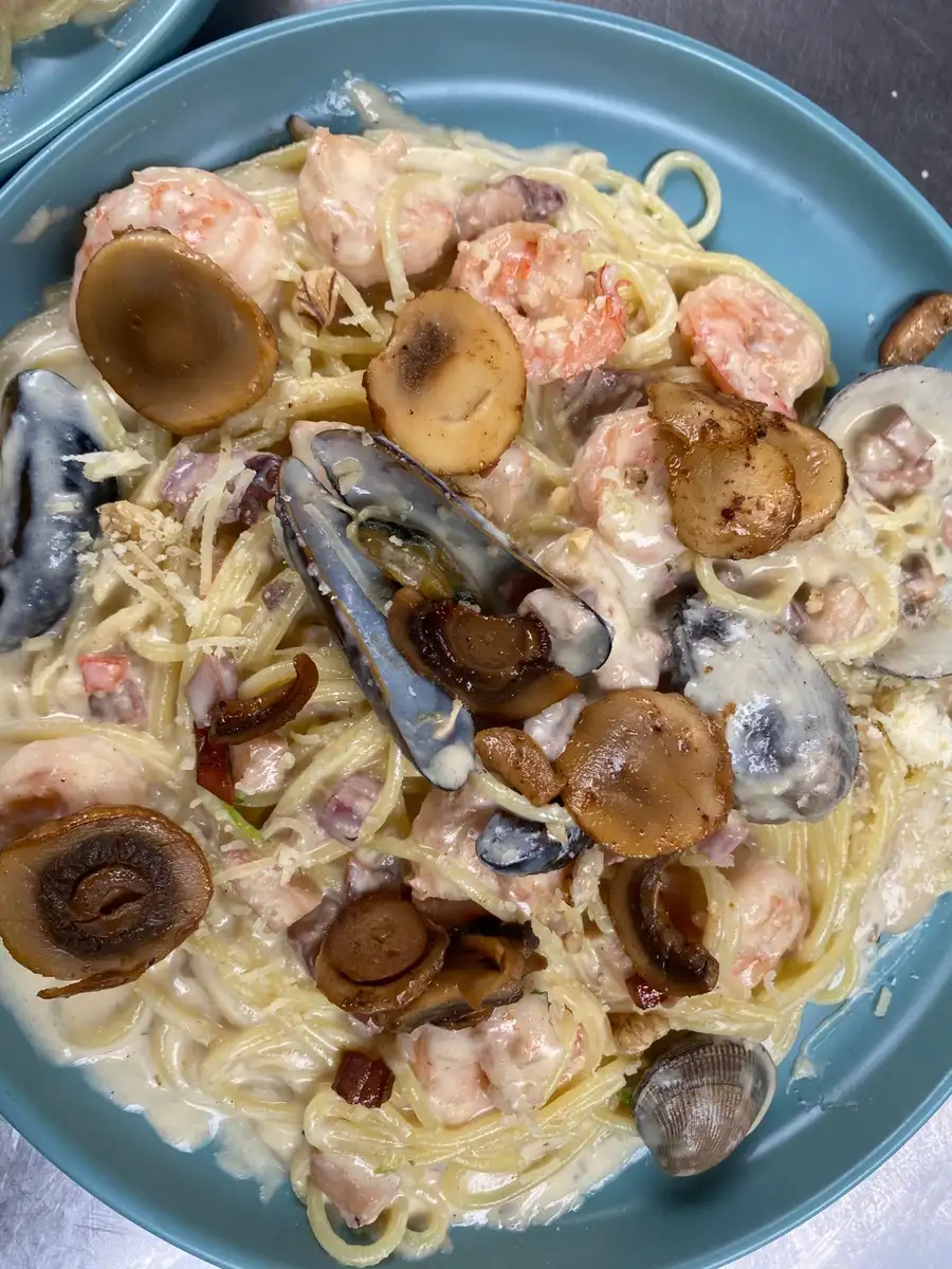 Spaghetti Marinero en Salsa Bechamel