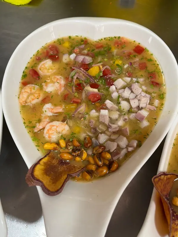 Ceviche de Mango AGRANDADO DE MARISCOS (Con Chifles y Jugo)