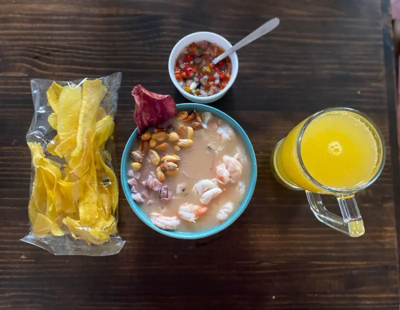 Ceviche Clásico AGRANDADO DE MARISCOS (Con Chifles y Jugo)